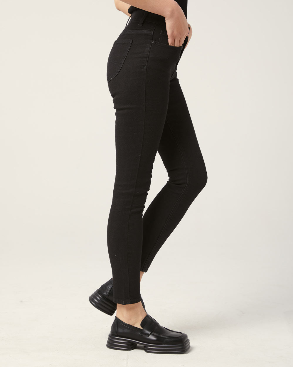 Women's Classic Tapered Jeans image 4
