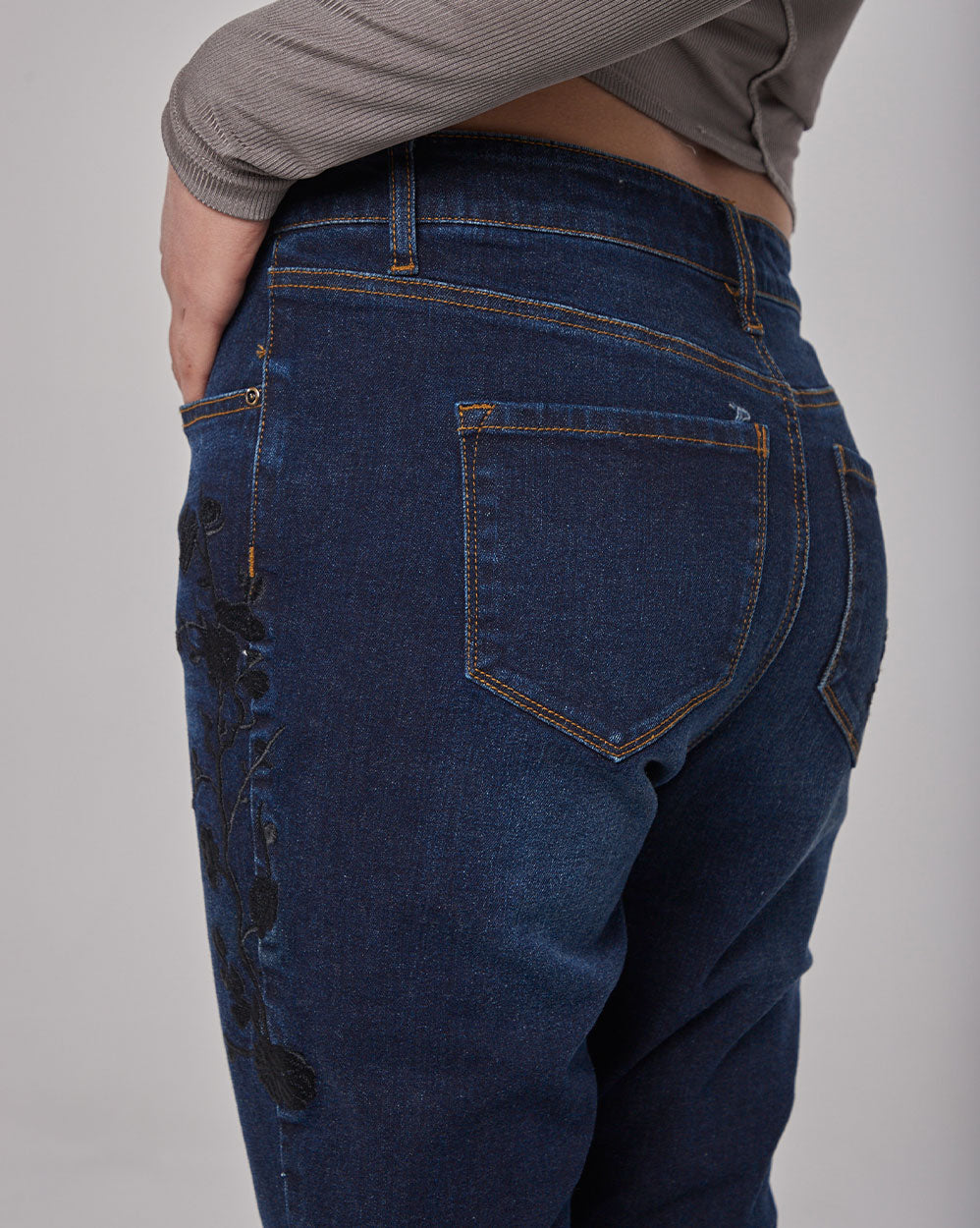 Jeans Cuffed with Trimmings image 3
