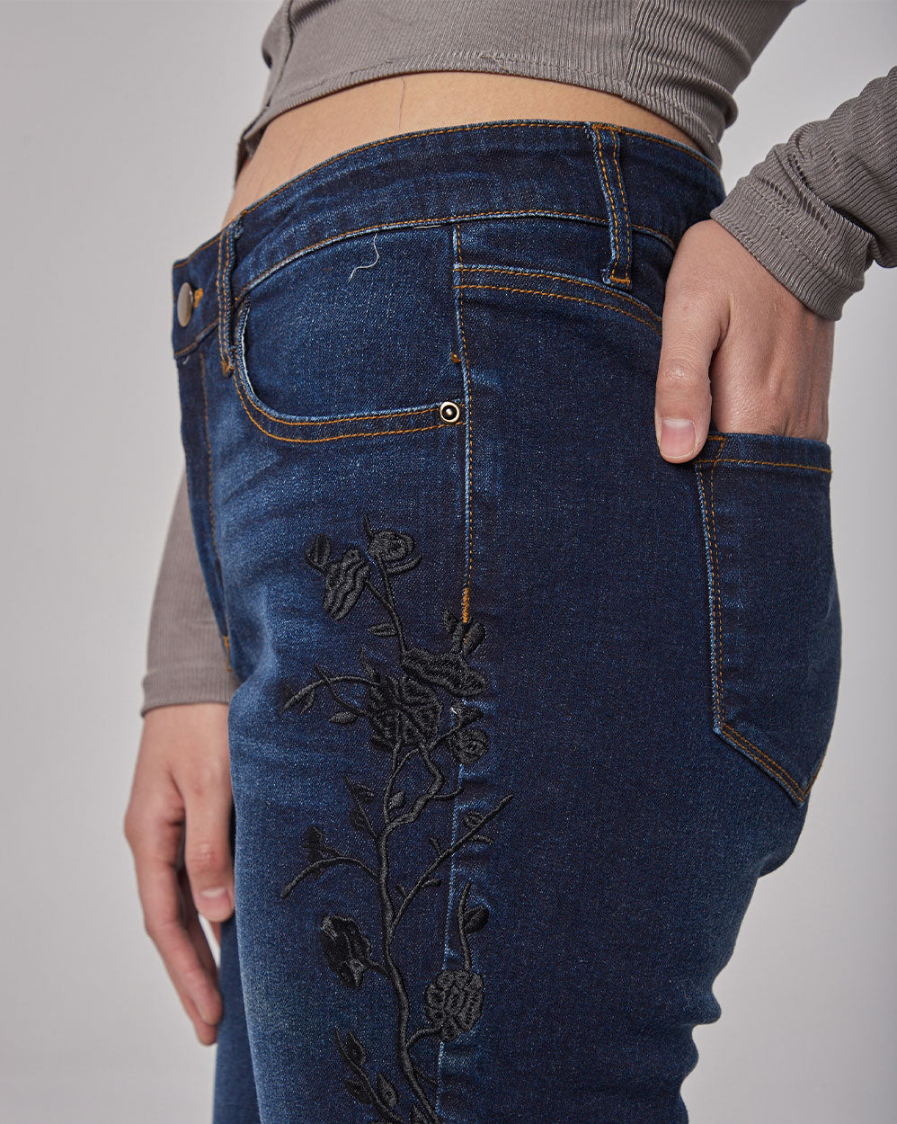 Jeans Cuffed with Trimmings image 4