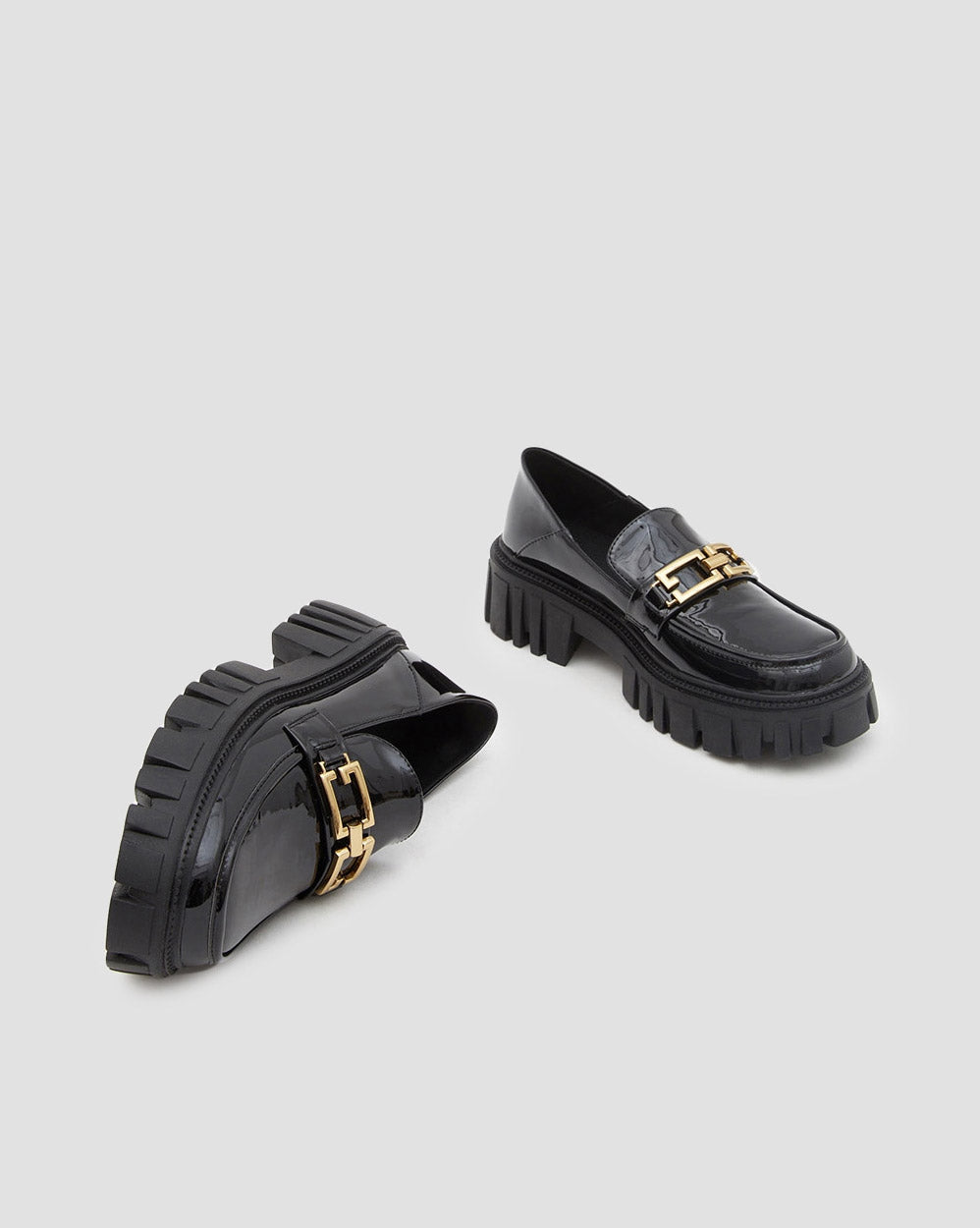 Shiny Leather Loafers With Chain image 5