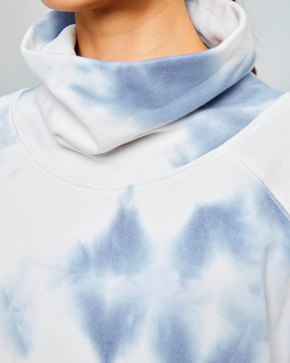 Tie-Dye Balloon Sleeve Turtleneck Sweatshirt image 4