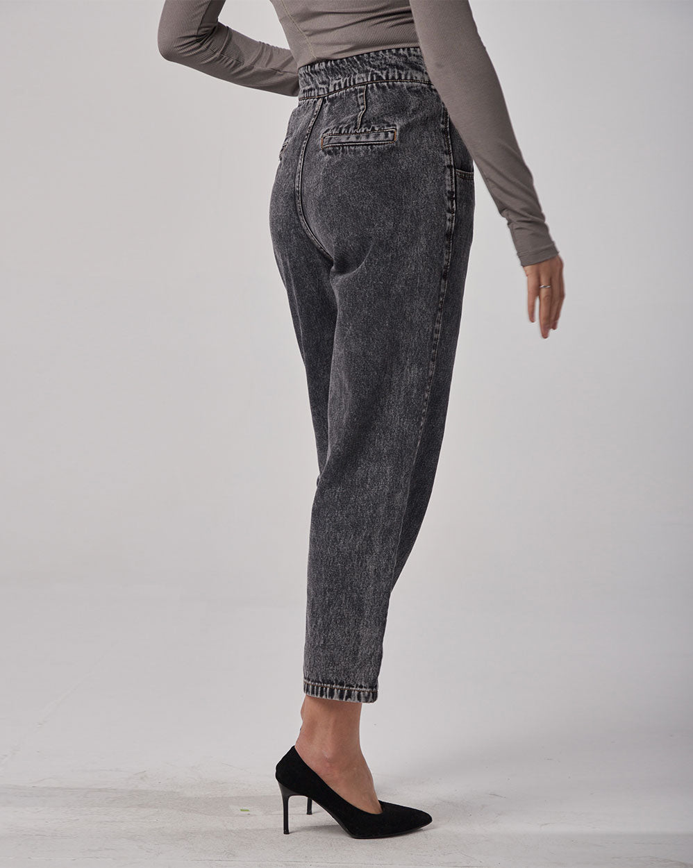 Women's Classic Stretch Jeans image 3