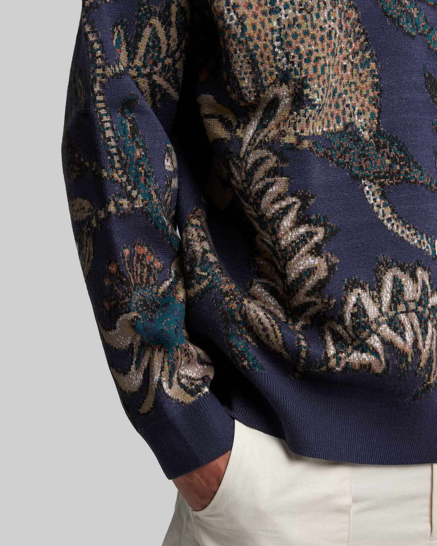 Sweatshirt With Animal &amp; Plant Graphics image 3