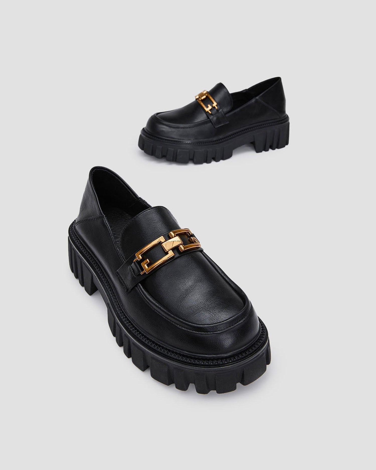 Leather Loafers With Chain image 3