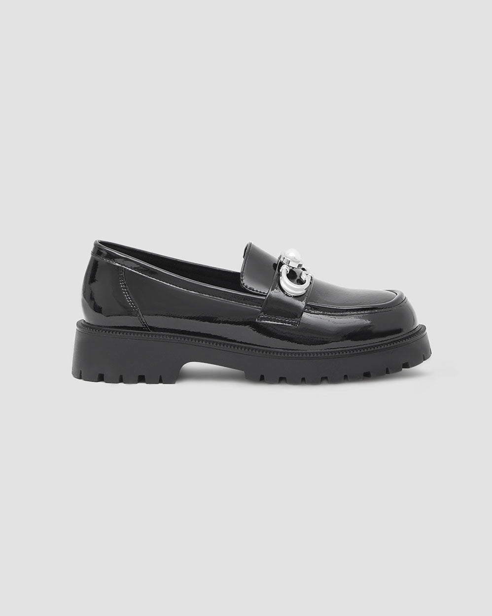 Shiny Round-Toe Loafers With Pearl Buckle image 3