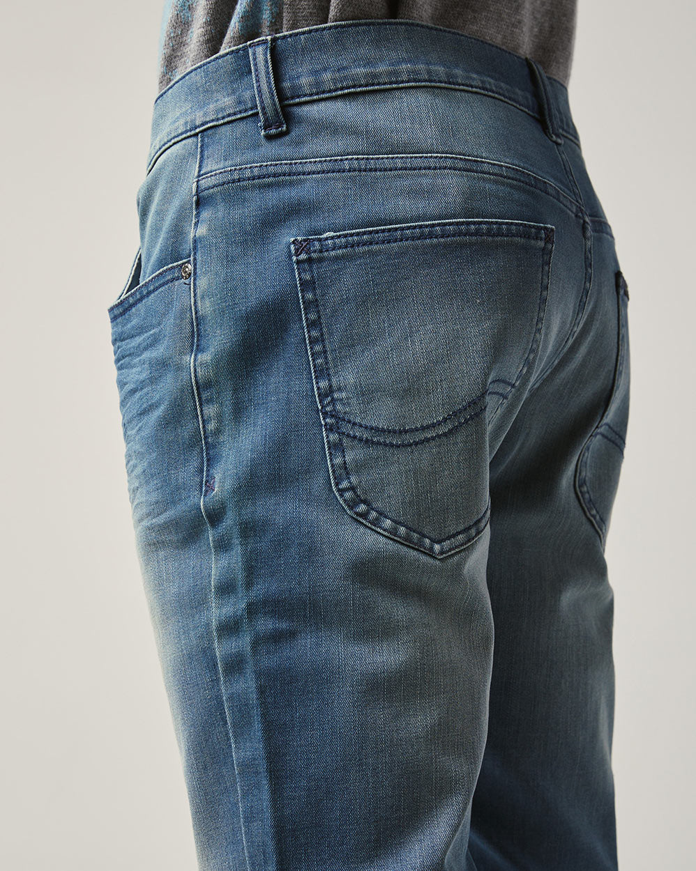 Men's Relaxed Fit Flex Jeans image 5