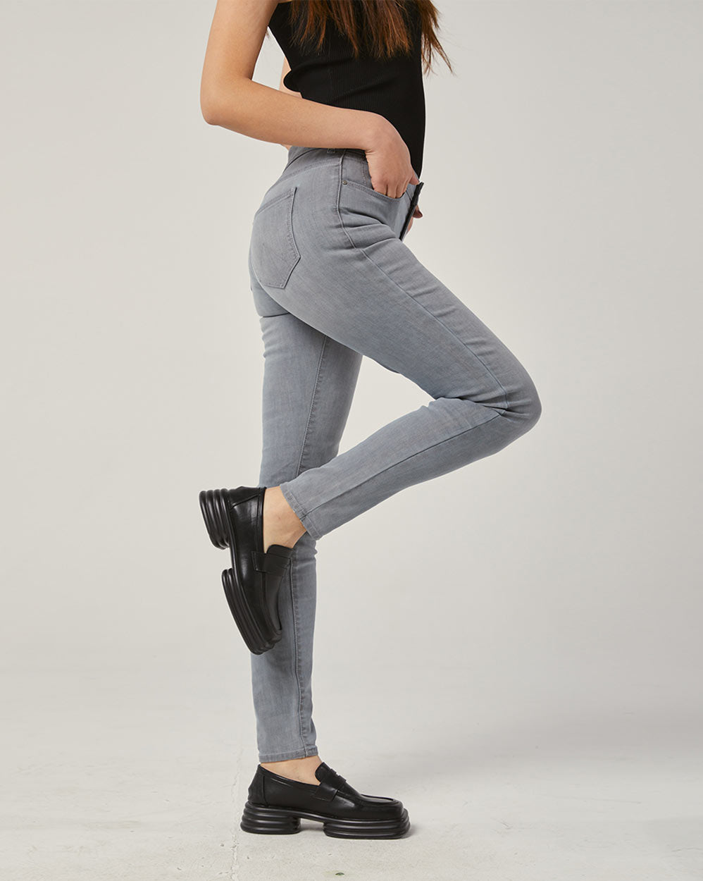 Classic Women's Color-fading Jeans image 3