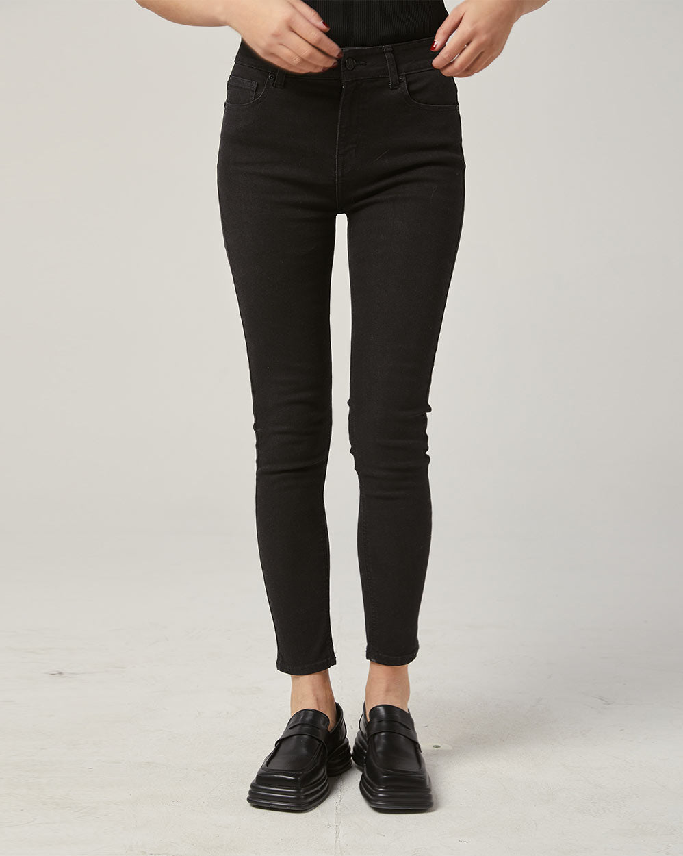 Women's Classic Tapered Jeans - Black, XS image