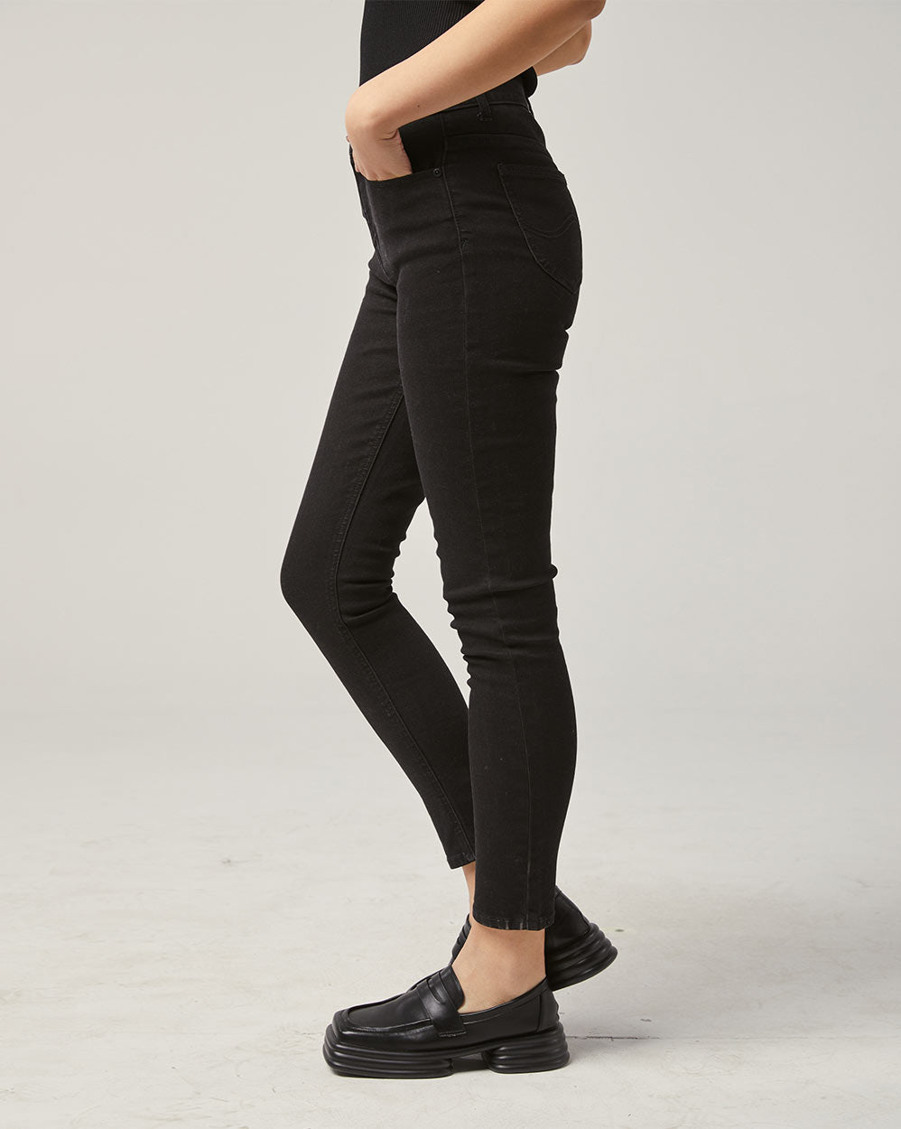 Women's Classic Tapered Jeans image 1
