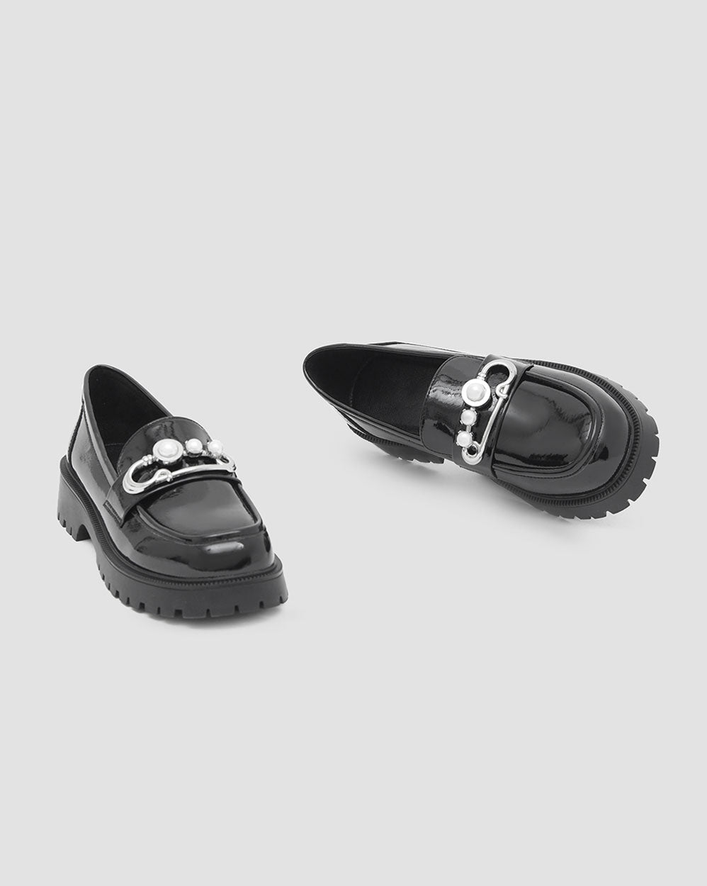 Shiny Round-Toe Loafers With Pearl Buckle image 5