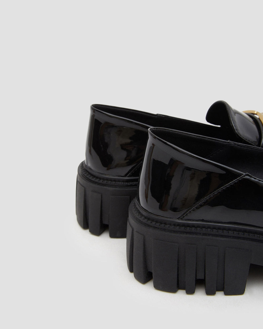 Shiny Leather Loafers With Chain image 4