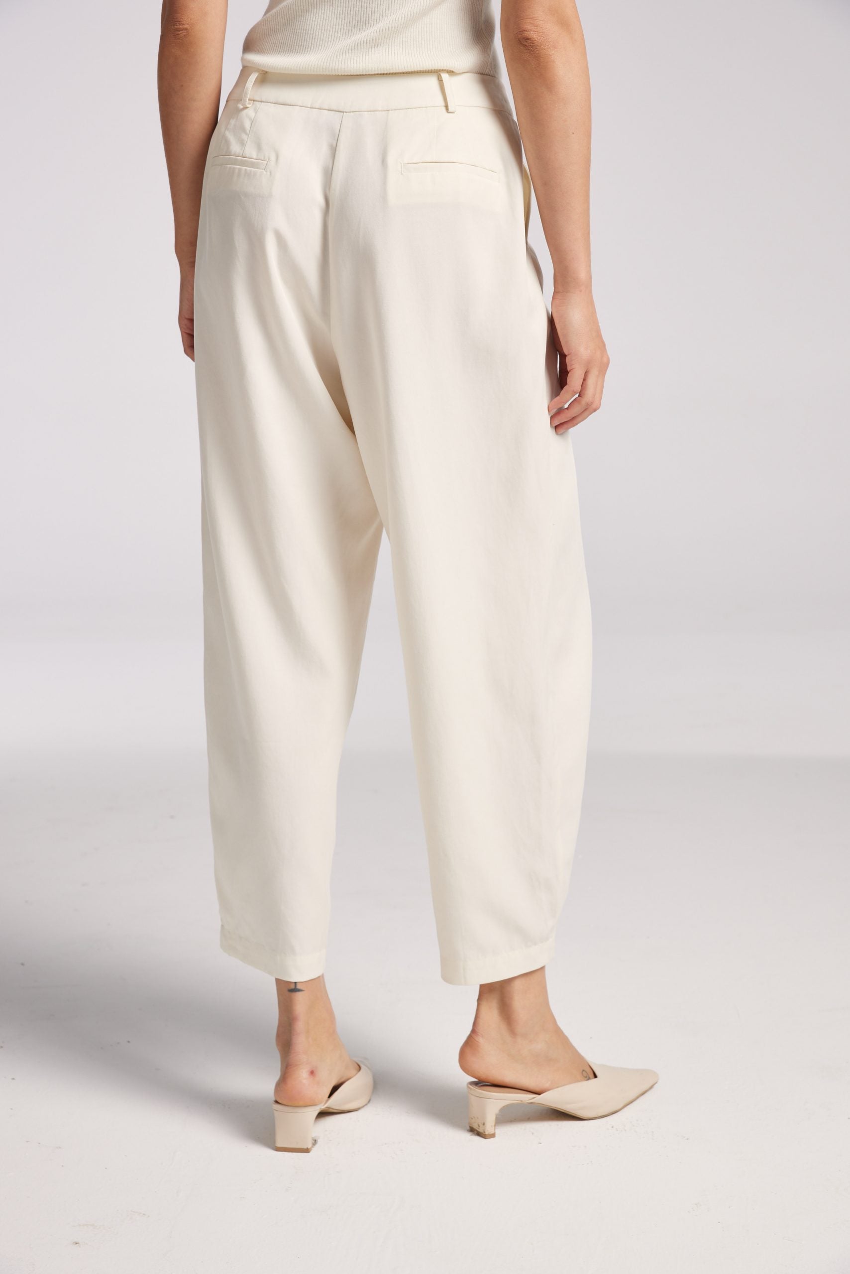 1 × Linen Tapered Pants image 3