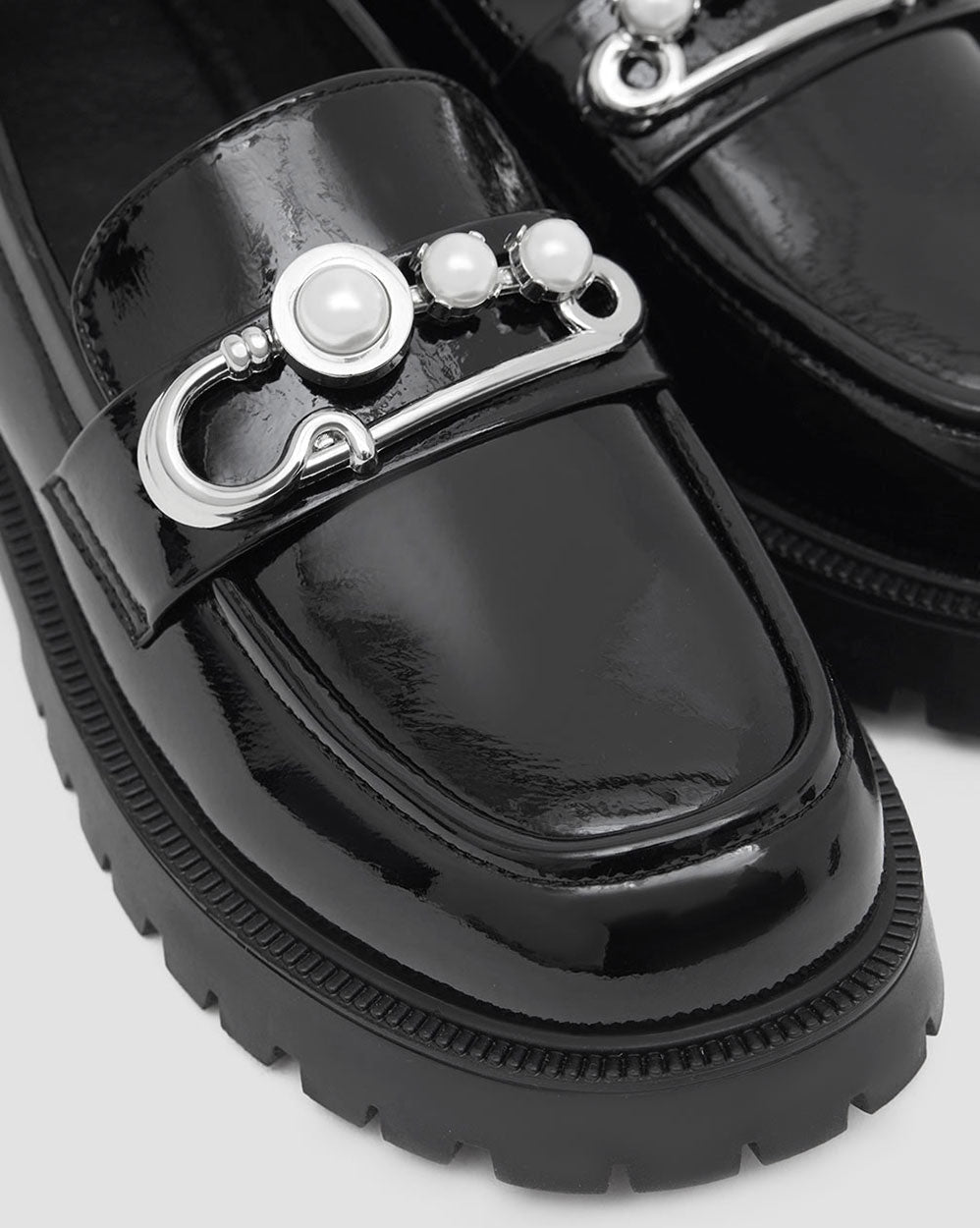Shiny Round-Toe Loafers With Pearl Buckle image 6