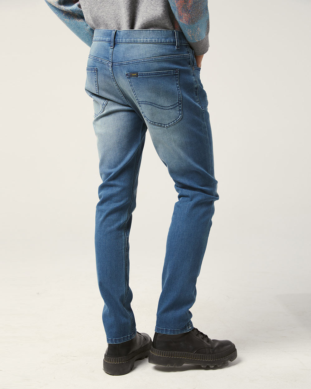 Men's Relaxed Fit Flex Jeans image 2