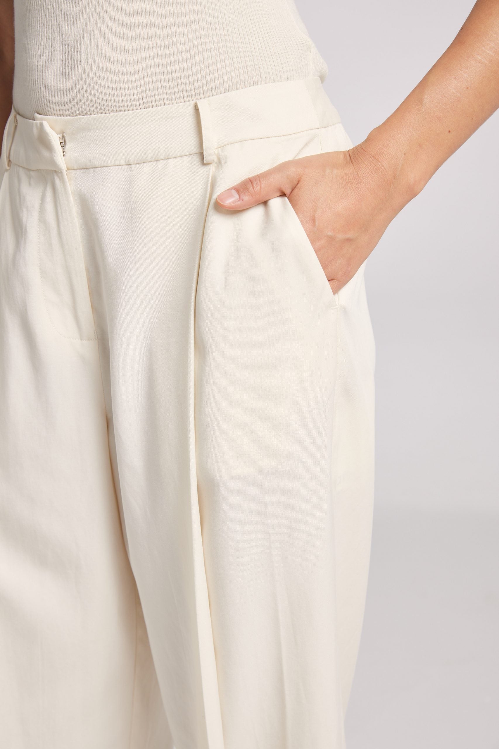 Linen Tapered Pants image 4