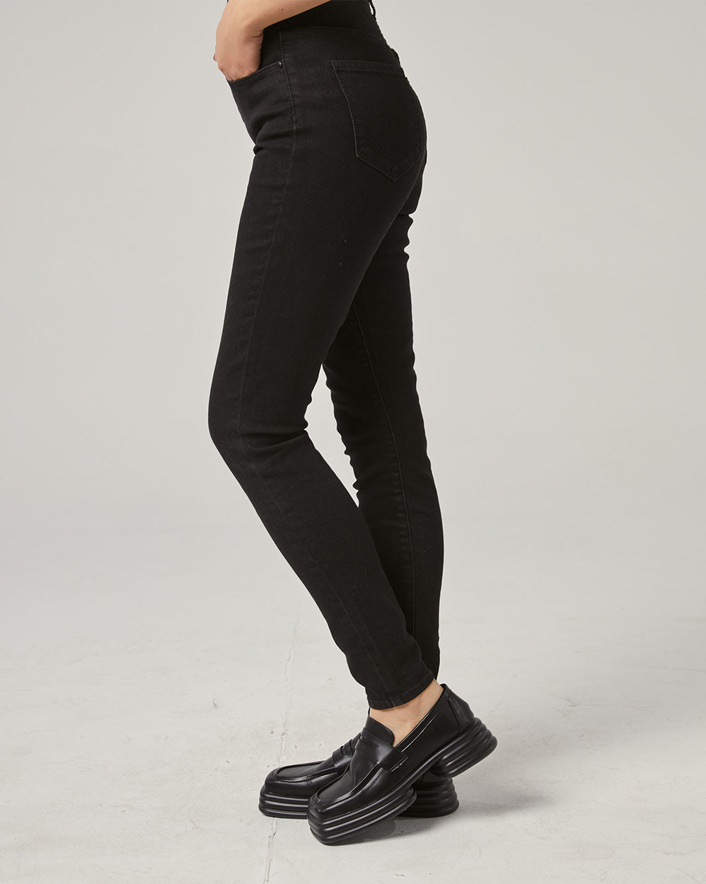 Women's Classic Slim-Fit Jeans image 3