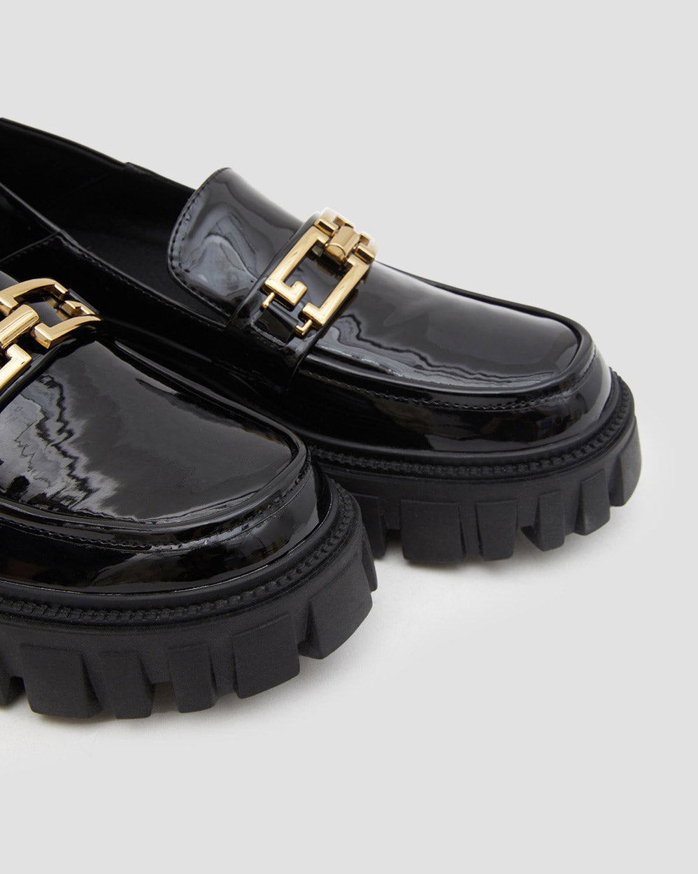 Shiny Leather Loafers With Chain image 3