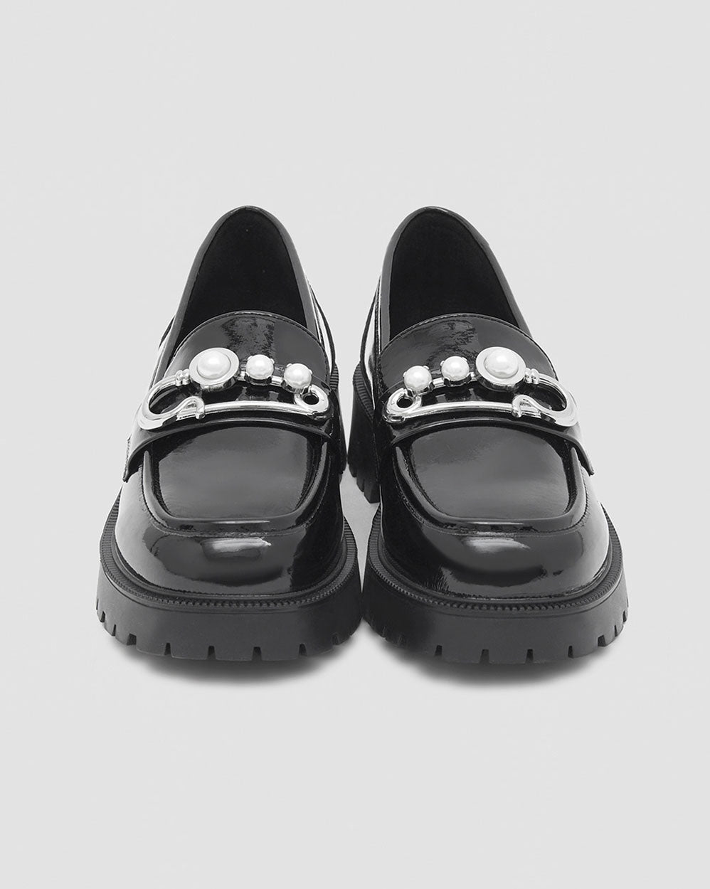 Shiny Round-Toe Loafers With Pearl Buckle image 2